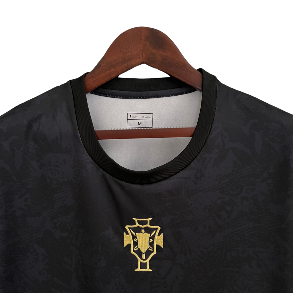 Camisa Portugal Edição Goat 23/24 - Torcedor Masculina - Preta com detalhes em vermelho e dourado