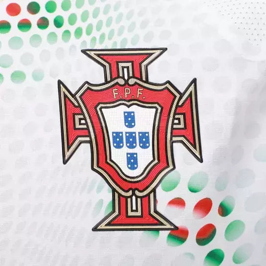 Camisa Seleção Portugal Edição Especial 23/24 - Torcedor Nike Masculina - Branca com detalhes em vermelho e verde